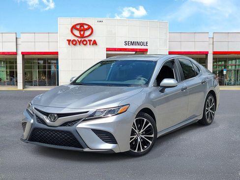 Used 2020 Toyota Camry SE FWD image 1