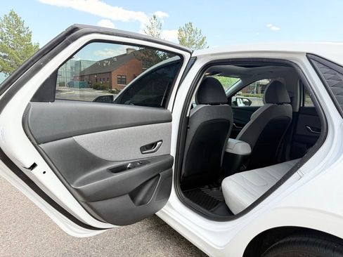 New 2025 Hyundai Elantra Limited image 15