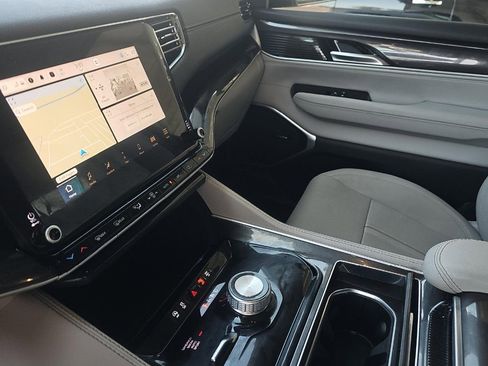 Used 2024 Jeep Wagoneer 4WD w/ Premium Group I image 9