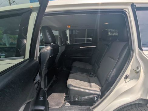 Used 2017 Toyota Highlander Plus FWD image 38