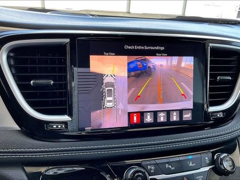 Used 2023 Chrysler Pacifica Limited w/ Uconnect Theater Family Group FWD image 21