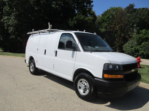 Used 2019 Chevrolet Express 2500 w/ Driver Convenience Package RWD image 16
