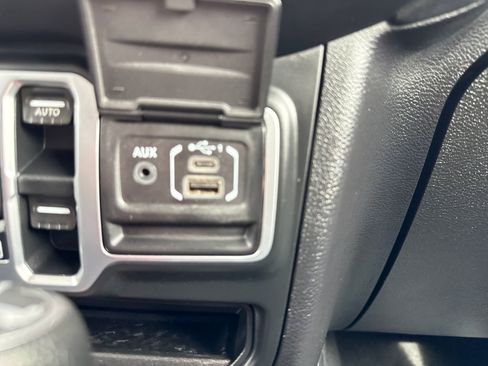 Used 2018 Jeep Wrangler Unlimited Sahara w/ Uconnect 4C Nav & Sound Group image 29