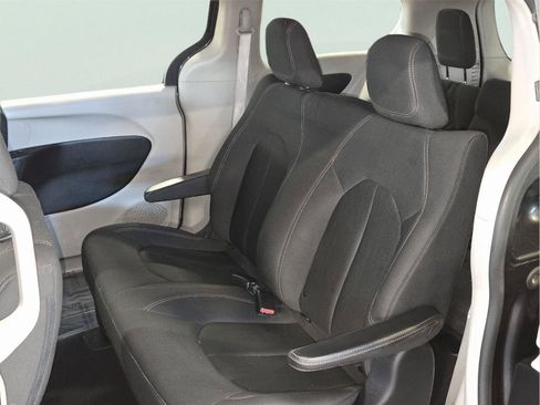 Used 2019 Chrysler Pacifica L FWD image 32