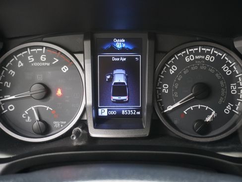 Used 2018 Toyota Tacoma TRD Sport w/ Technology Package AWD/4WD image 16