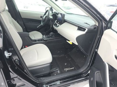 Used 2026 Toyota Corolla Cross L image 11