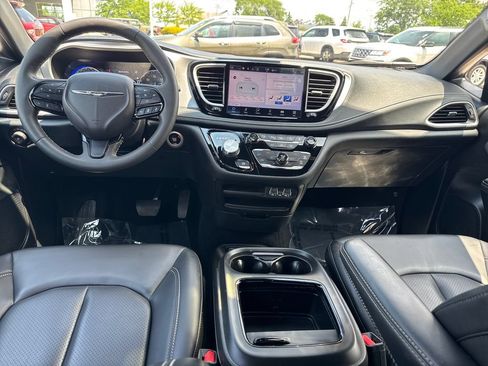 Certified 2023 Chrysler Pacifica Touring-L w/ S Appearance Package AWD/4WD image 15