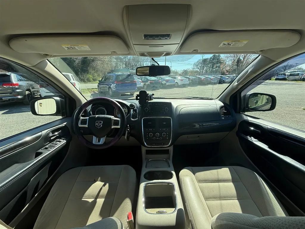 Used 2016 Dodge Grand Caravan SXT w/ UConnect Hands-Free Group FWD image 9