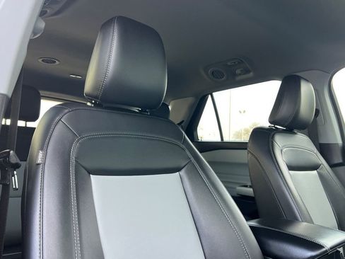 Used 2022 Ford Explorer XLT w/ Equipment Group 202A image 22