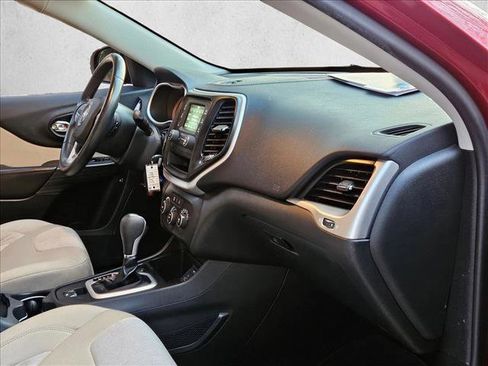 Used 2015 Jeep Cherokee Sport image 18