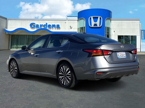 Used 2024 Nissan Altima 2.5 SV image 4