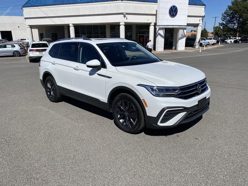 Used 2023 Volkswagen Tiguan SE w/ Panoramic Sunroof Package FWD image 2