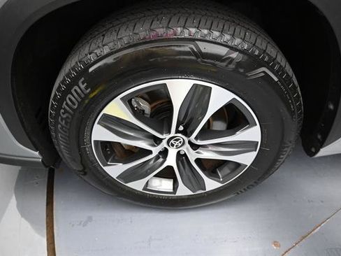 Certified 2025 Toyota Highlander XLE FWD image 23