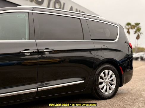Used 2019 Chrysler Pacifica Touring-L FWD image 3