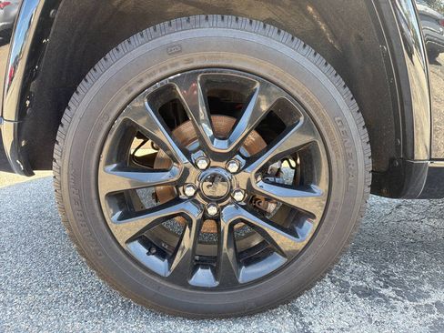 Used 2018 Jeep Grand Cherokee Altitude AWD/4WD image 10