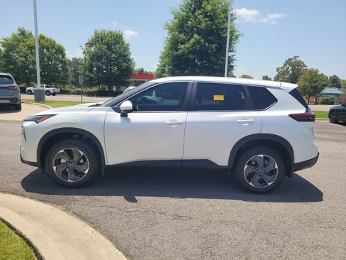 Used 2024 Nissan Rogue SV AWD/4WD image 6