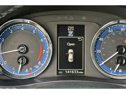 Used 2017 Toyota Corolla SE w/ SE Premium Package FWD image 28