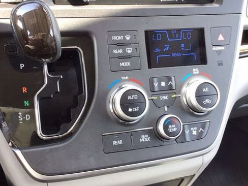 Used 2020 Toyota Sienna XLE image 26