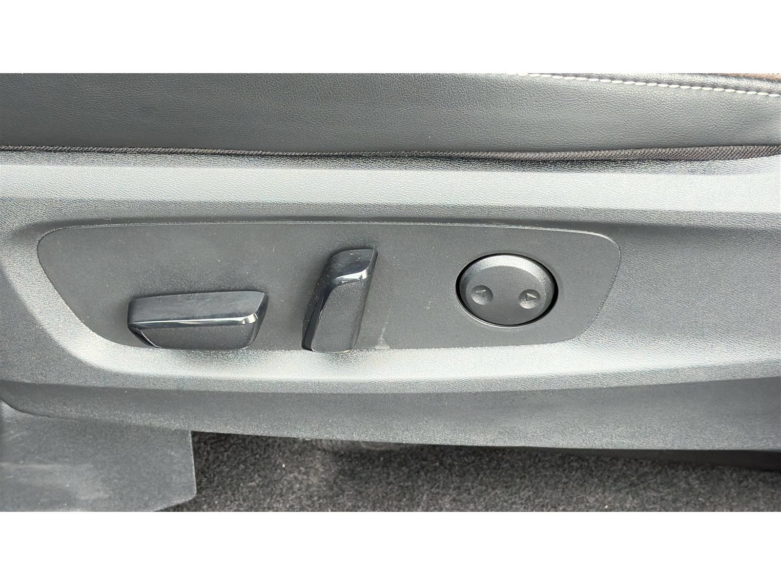 Used 2025 Nissan Pathfinder Platinum AWD/4WD image 32