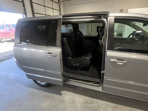 Used 2013 Chrysler Town & Country Touring image 6