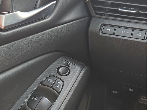 Used 2025 Nissan Altima 2.5 SV FWD image 13