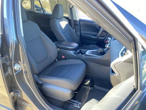 Used 2021 Toyota RAV4 LE image 19