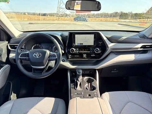 Used 2023 Toyota Highlander LE image 19