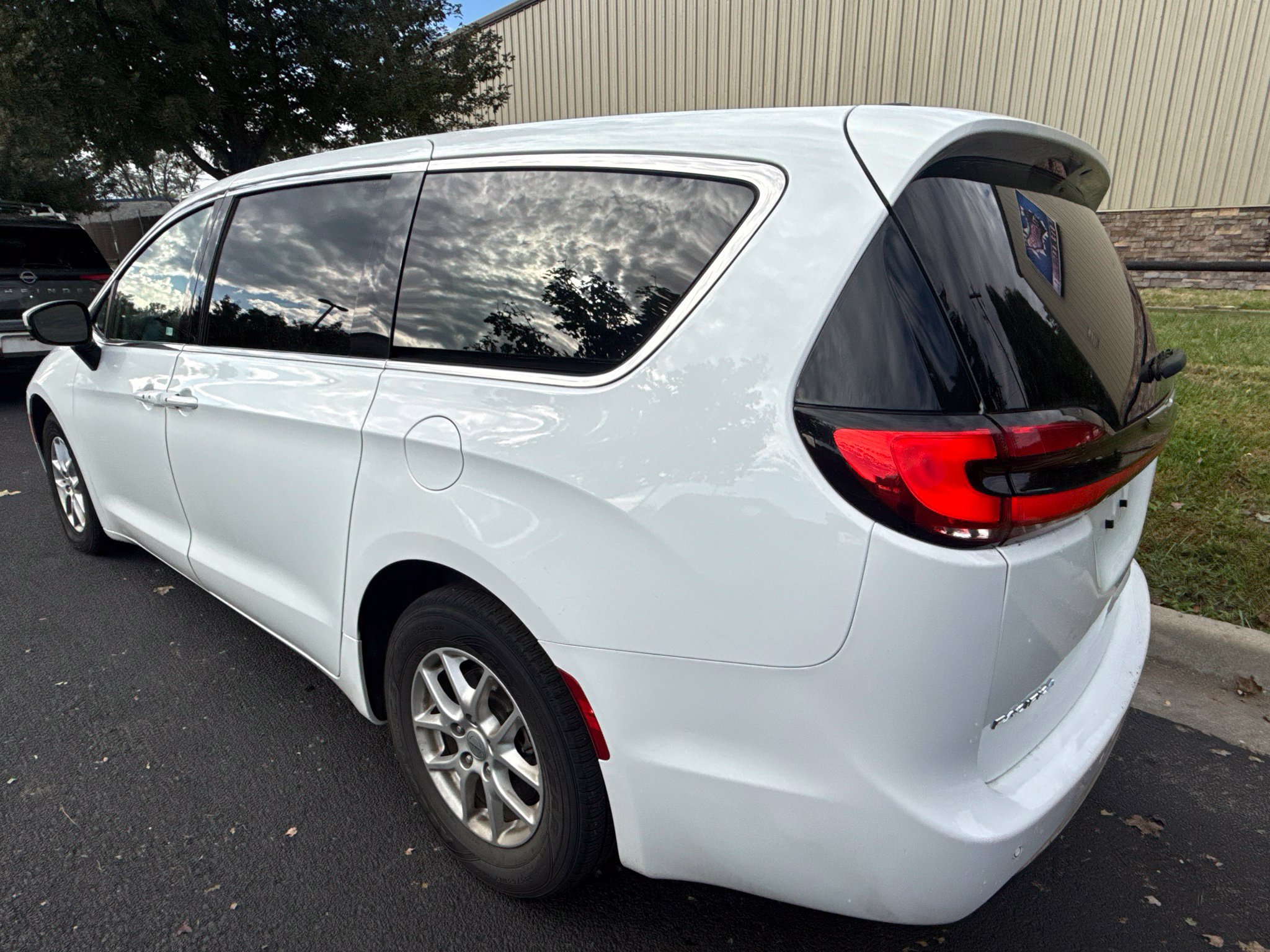 Used 2023 Chrysler Pacifica Touring-L FWD image 7