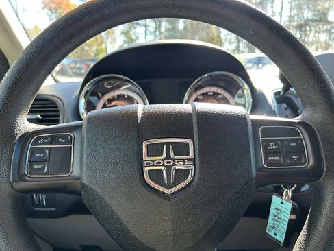 Used 2019 Dodge Grand Caravan SE w/ UConnect Hands-Free Group image 17