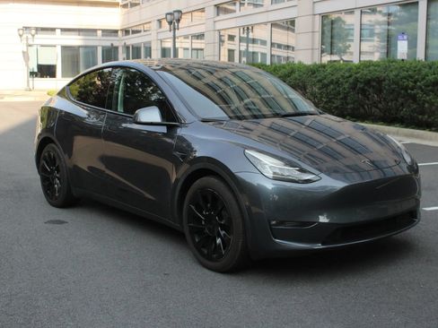 Used 2022 Tesla Model Y Long Range AWD/4WD image 1
