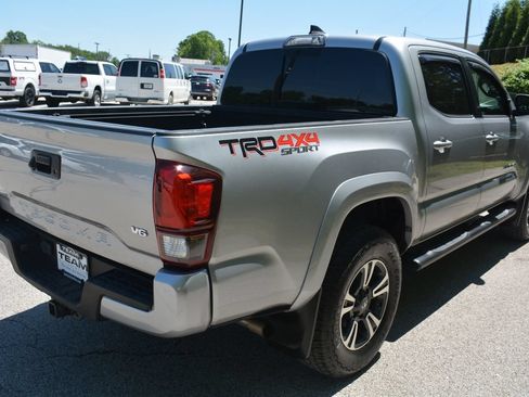Used 2018 Toyota Tacoma TRD Sport AWD/4WD image 5