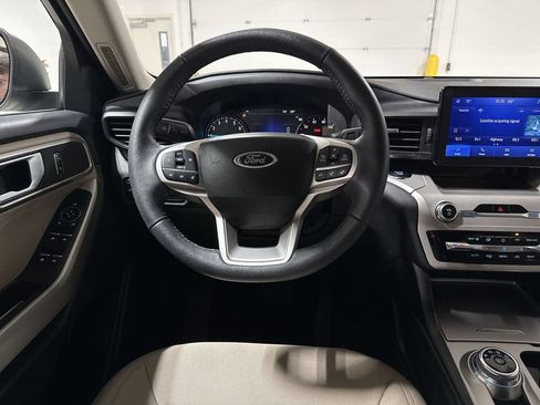 Used 2023 Ford Explorer XLT AWD/4WD image 11