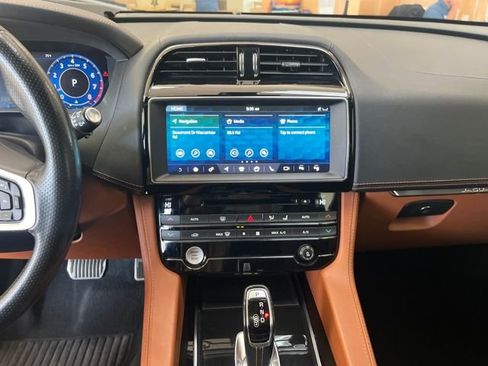 Used 2019 Jaguar F-PACE SVR image 20