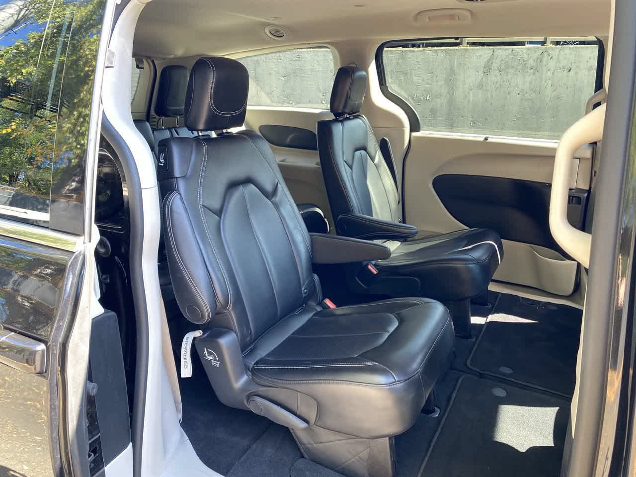 Used 2023 Chrysler Pacifica Touring-L FWD image 17