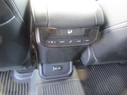 Used 2022 Toyota Highlander XLE image 19