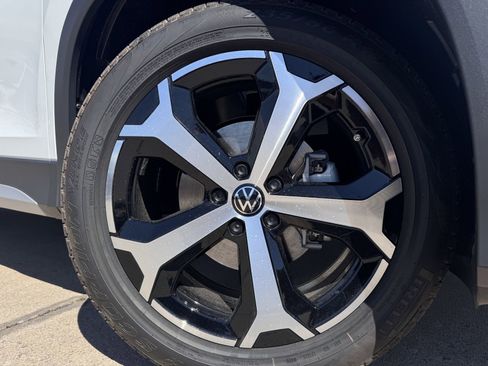 New 2026 Volkswagen Tiguan SE FWD image 11