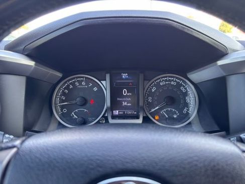 Used 2016 Toyota Tacoma Limited w/ Towing Package image 11