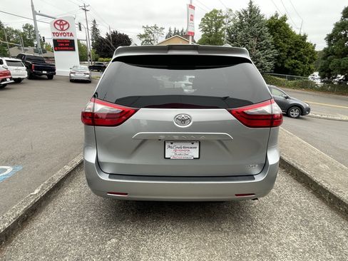 Certified 2020 Toyota Sienna XLE FWD image 6