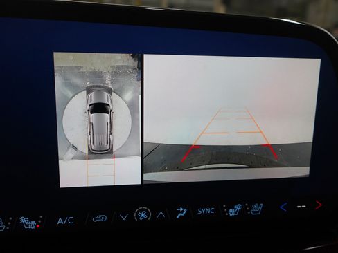 Used 2025 Chevrolet Traverse RS image 32