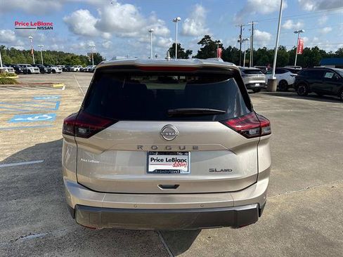 Used 2025 Nissan Rogue SL AWD/4WD image 6