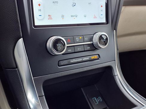 Used 2023 Ford Edge Titanium image 12