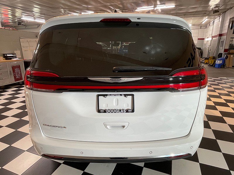Used 2024 Chrysler Pacifica Touring-L FWD image 5