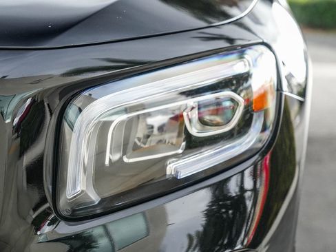 Used 2022 Mercedes-Benz GLB 250 w/ Premium Package Lite image 8