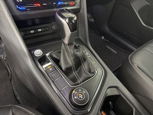 Used 2022 Volkswagen Tiguan SE w/ Panoramic Sunroof Package image 18