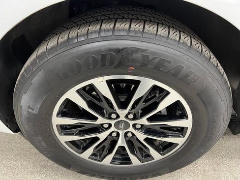 Used 2025 Ford Expedition Platinum AWD/4WD image 14