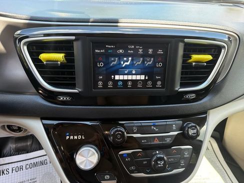Used 2020 Chrysler Pacifica Touring-L FWD image 20