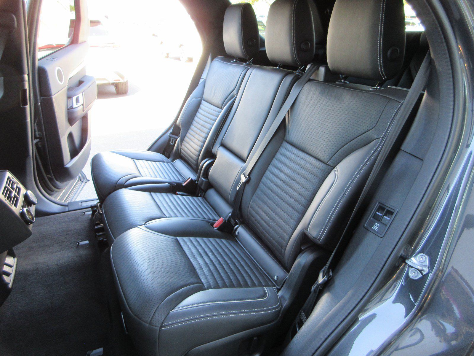Used 2023 Land Rover Discovery Metropolitan Edition AWD/4WD image 24