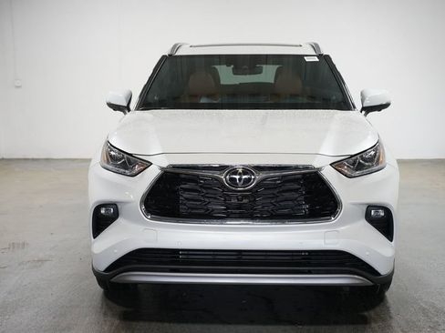 New 2026 Toyota Highlander Platinum AWD/4WD image 2