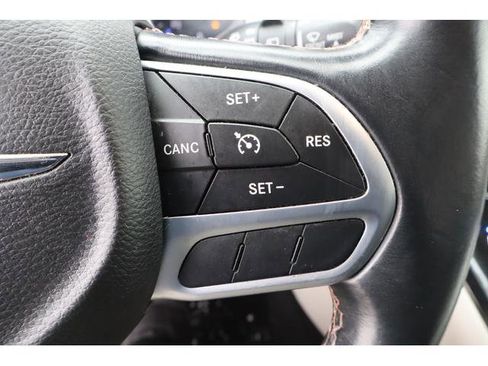 Used 2017 Chrysler Pacifica Touring-L w/ Tire & Wheel Group image 12