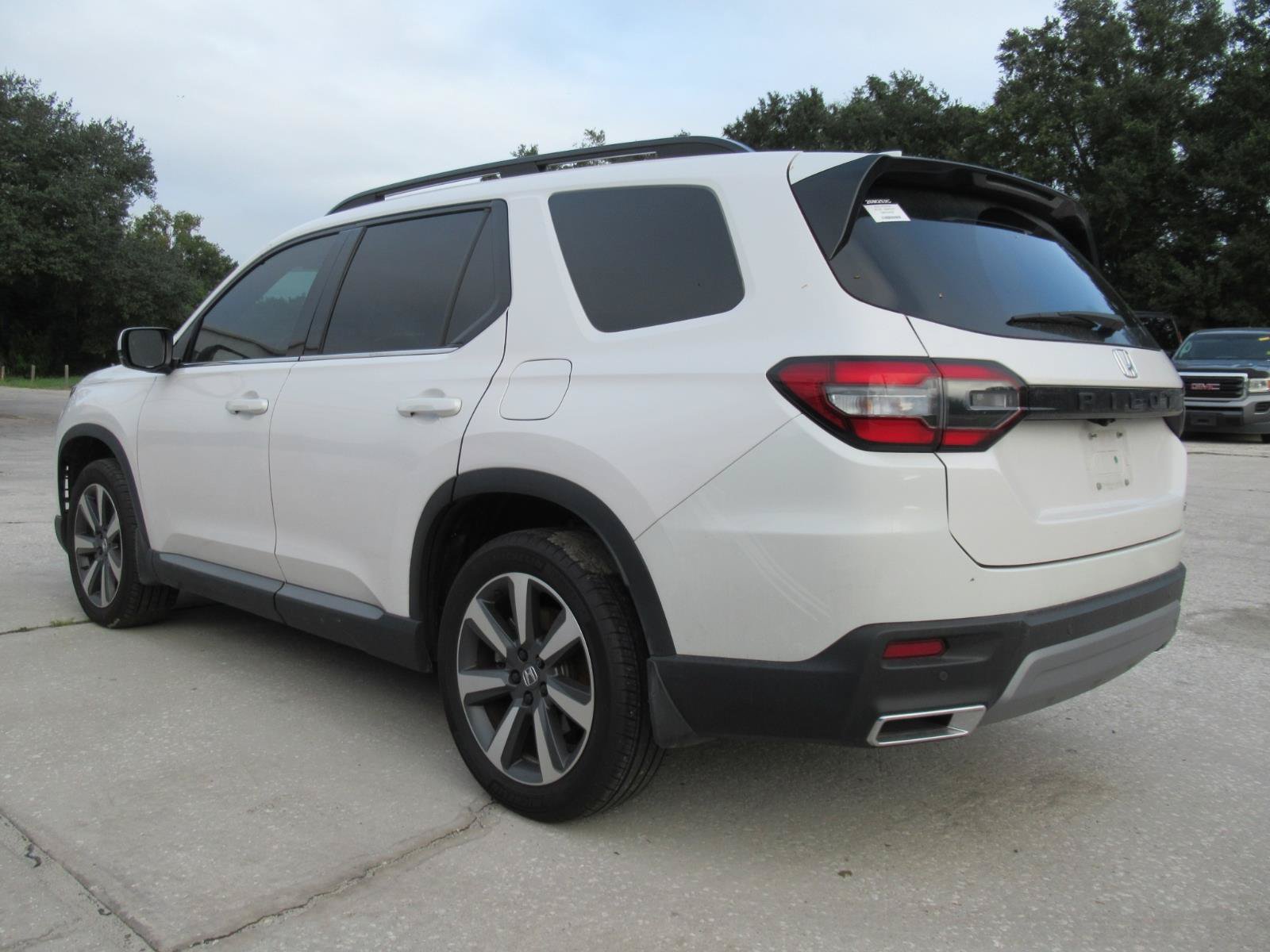 Used 2025 Honda Pilot Touring image 3